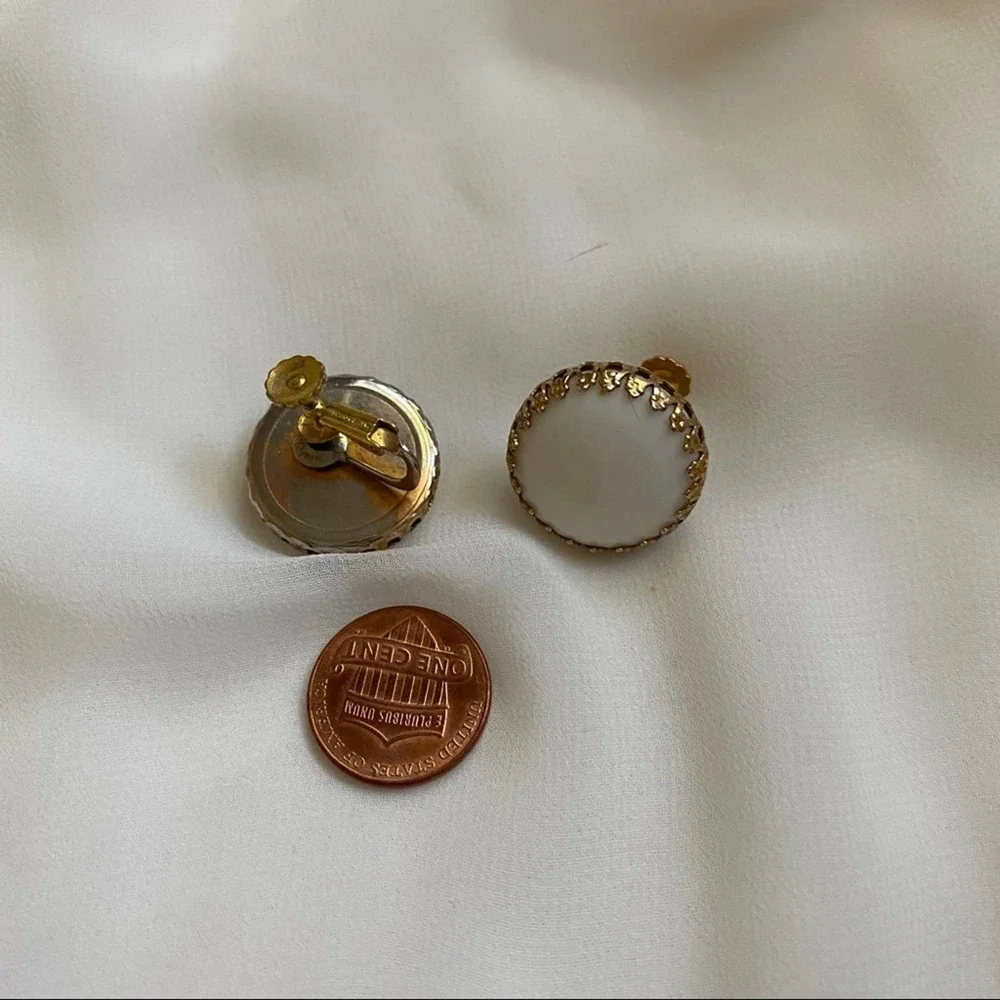 VTG White Round Victorian Edge Clip Earrings